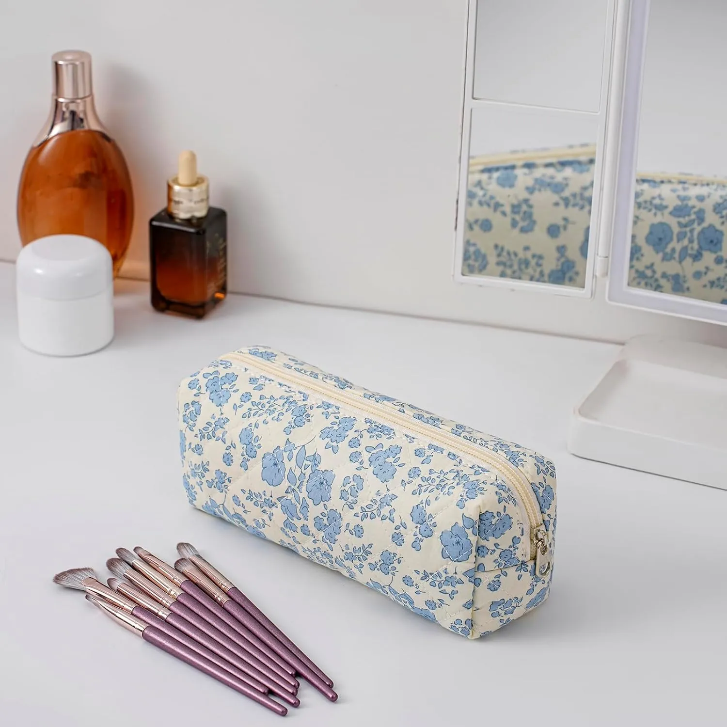 Cute Floral Cotton Makeup Brush Cosmetic Bag for Women, Travel Quilted Zipper Make Up Bag, Flowers Toiletry Organizer Case Kawaii Makeup Cosmetic Travel Cloth Pouch (Blue Floral)