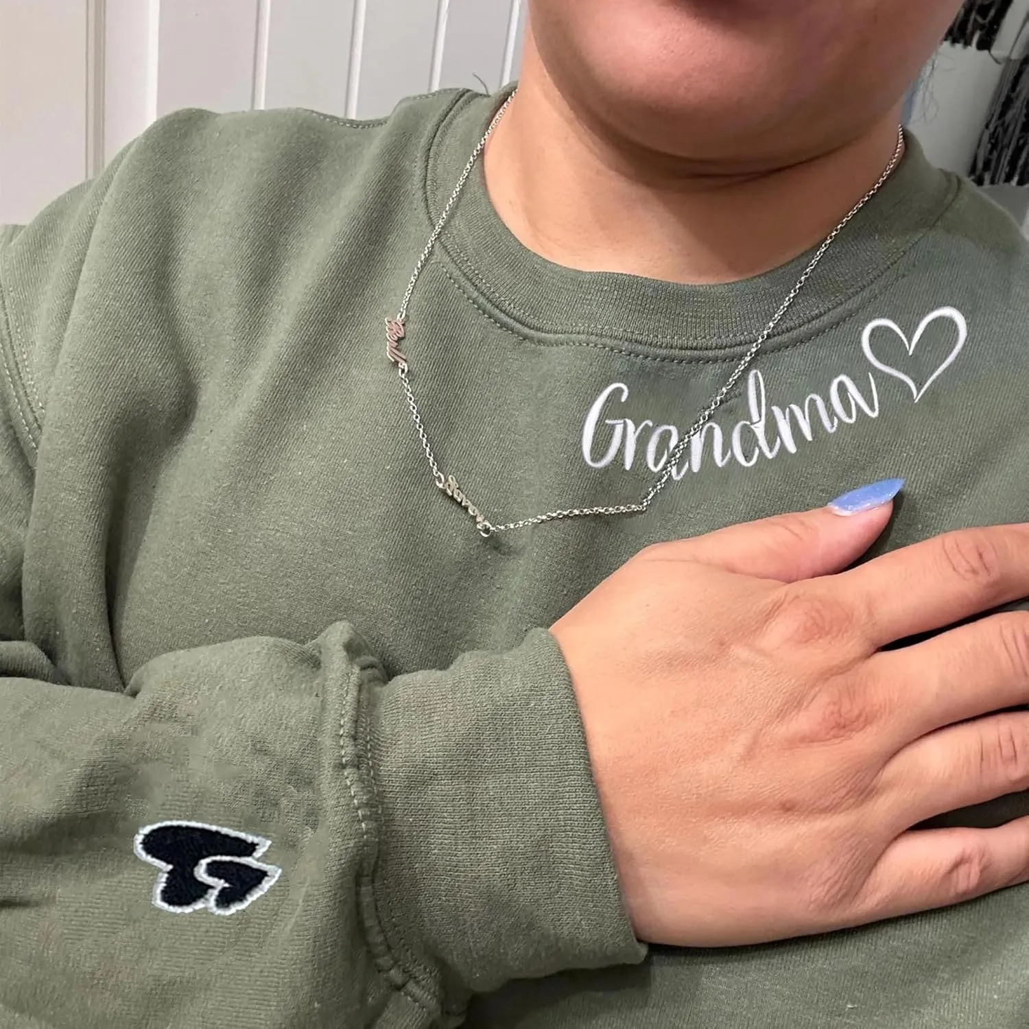 Mama Embroidered Crewneck Sweatshirt, Mama Neckline Sweater with Heart on Sleeve, Mama Pullover Size M-4XL