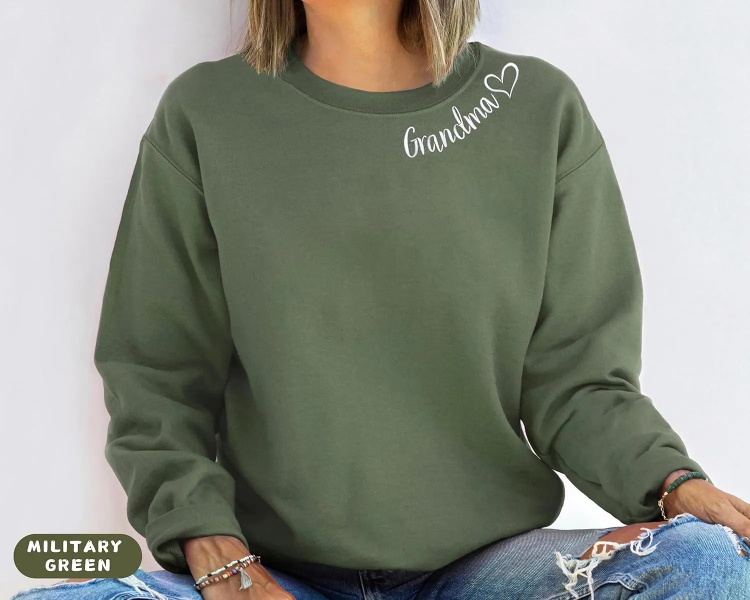 Mama Embroidered Crewneck Sweatshirt, Mama Neckline Sweater with Heart on Sleeve, Mama Pullover Size M-4XL